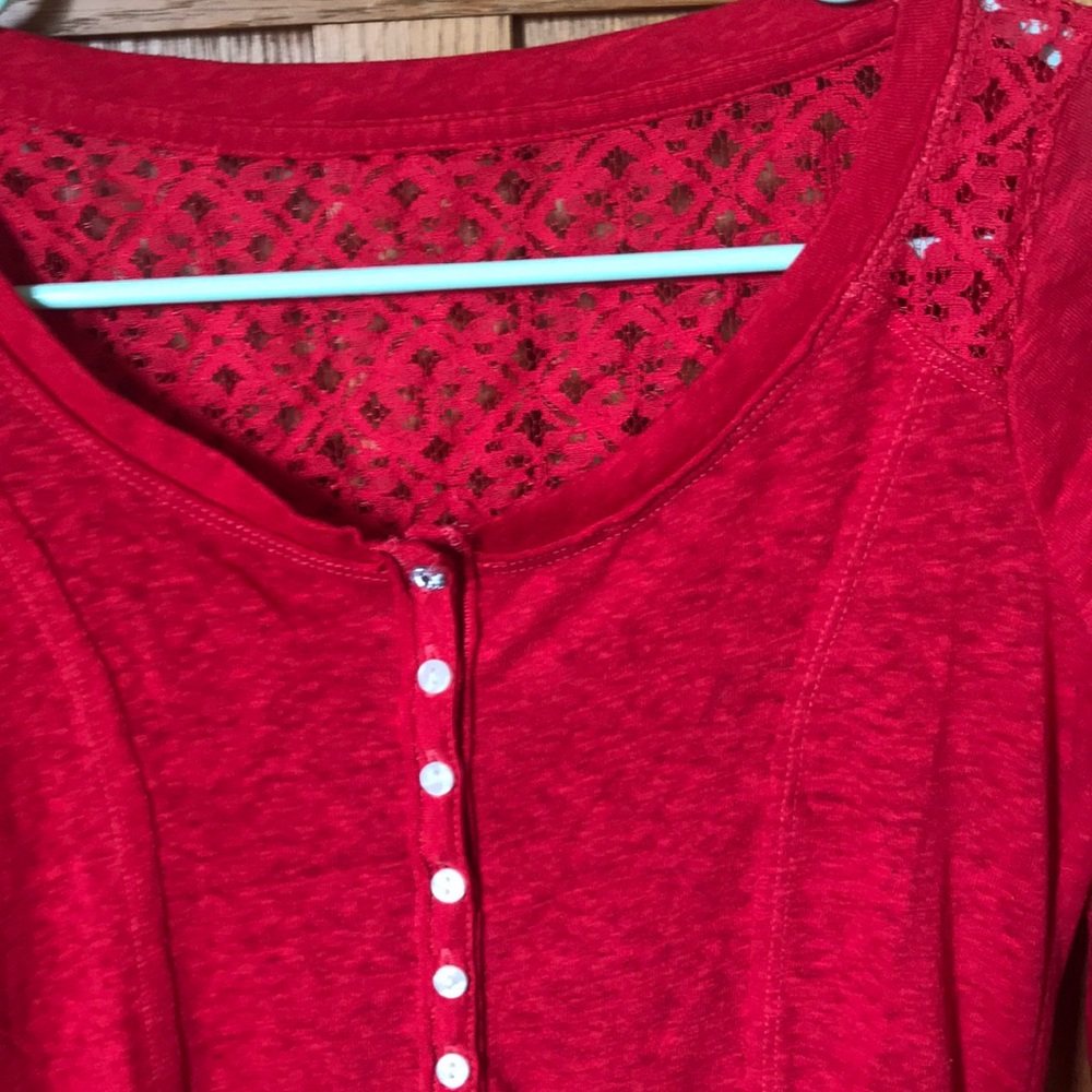 Detailed bright red trim fitted long sleeve shirt